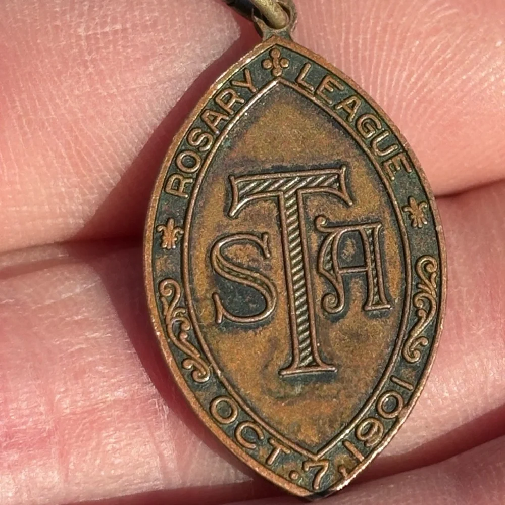 Antique 1901 Our Lady of Atonement Rosary League Medal - Picture 5 of 7